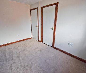4 bedroom semi-detached house to rent - Photo 2