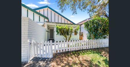 Classic North Bondi Semi with Charming Picket Fence - Photo 5