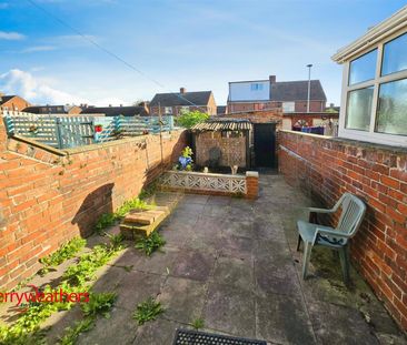 2 bed end of terrace house to rent in Snydale Road, Cudworth, S72 - Photo 2