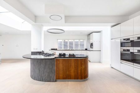 A substantial Edwardian family house with landscaped garden and off street parking. - Photo 5