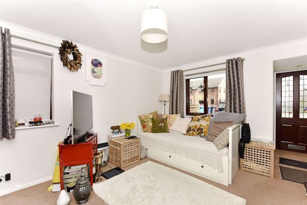 Well presented, ground floor flat 0.5 miles from Bourne End town centre and train station - Photo 1