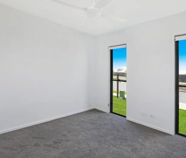 Contemporary Living with Space, Style & Comfort - Photo 3