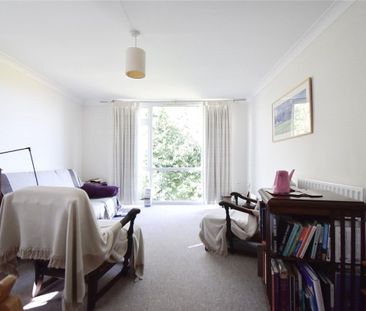 Well presented top floor 2 bedroom apartment to rent in the popular... - Photo 3