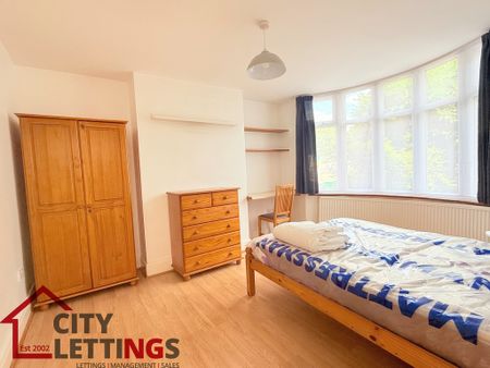 5 Bedroom Semi-Detached House - Photo 5