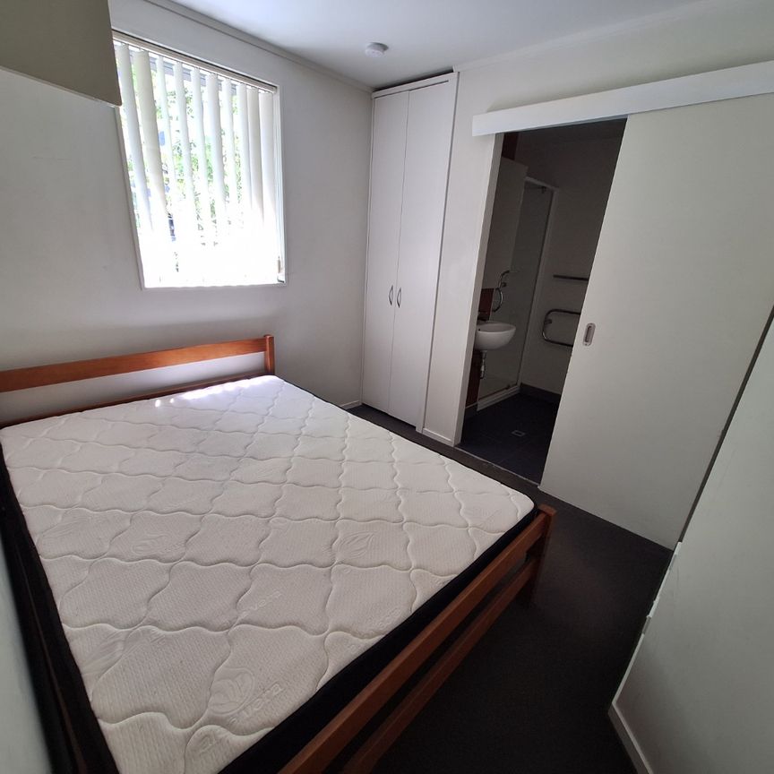 Compact Sunny Apartment - Photo 1