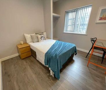 Pownall Square, L3 - Photo 1