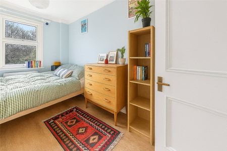 Super 4 bedroom house in the heart of Battersea with 2 bathrooms, a large reception room with doors onto a South facing garden. A quiet street off Battersea Park Road therefore close to Battersea Park, Clapham Junction and buses over to Chelsea. - Photo 5