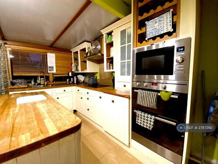 1 bedroom in a house share to rent - Photo 5