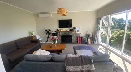 Large, sunny home with 4/5 bedrooms - Photo 2