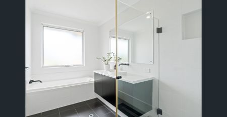 Minutes to Shopping Centre and Beaches - Photo 5