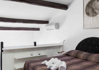 Trastevere: Furnished, modern 2 Bedroom, 2 bath, spacious living room, brgiht, silent, air conditioning. Located in beautiful private complex. #1168