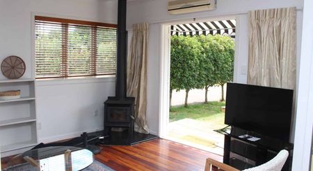 Charming Hilltop Cottage - Photo 5