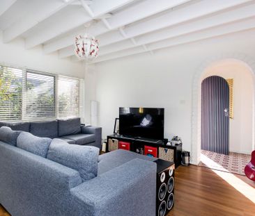 City Fringe 2 bedroom townhouse in well maintained garden setting - Photo 2