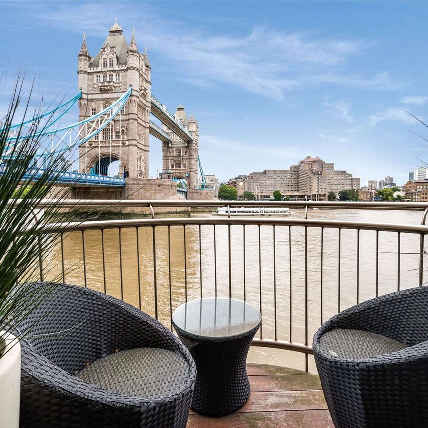 Exceptional riverside apartment in one of London's most iconic warehouse conversions. - Photo 1