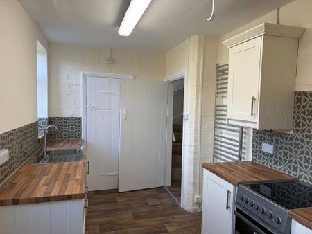 3 bedroom semi-detached house to rent - Photo 5