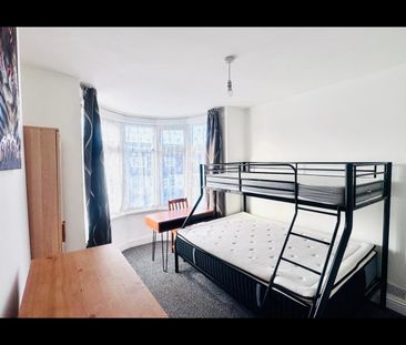 4 Bed Terraced House, Movers Lane, IG11 - Photo 4