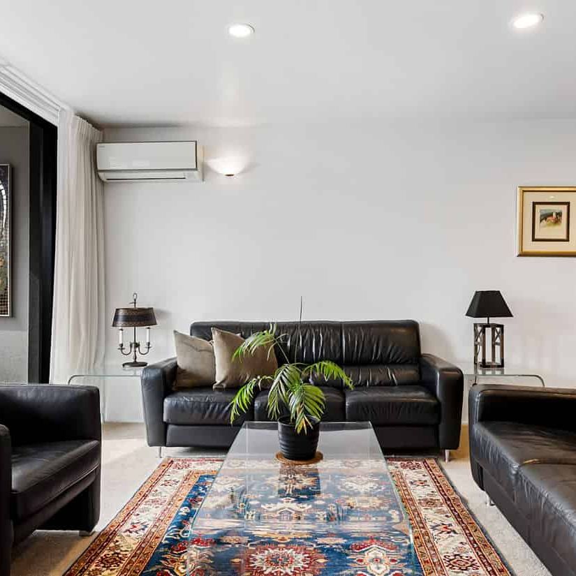 Fully Furnished Executive 2-Bedroom Apartment - Photo 1