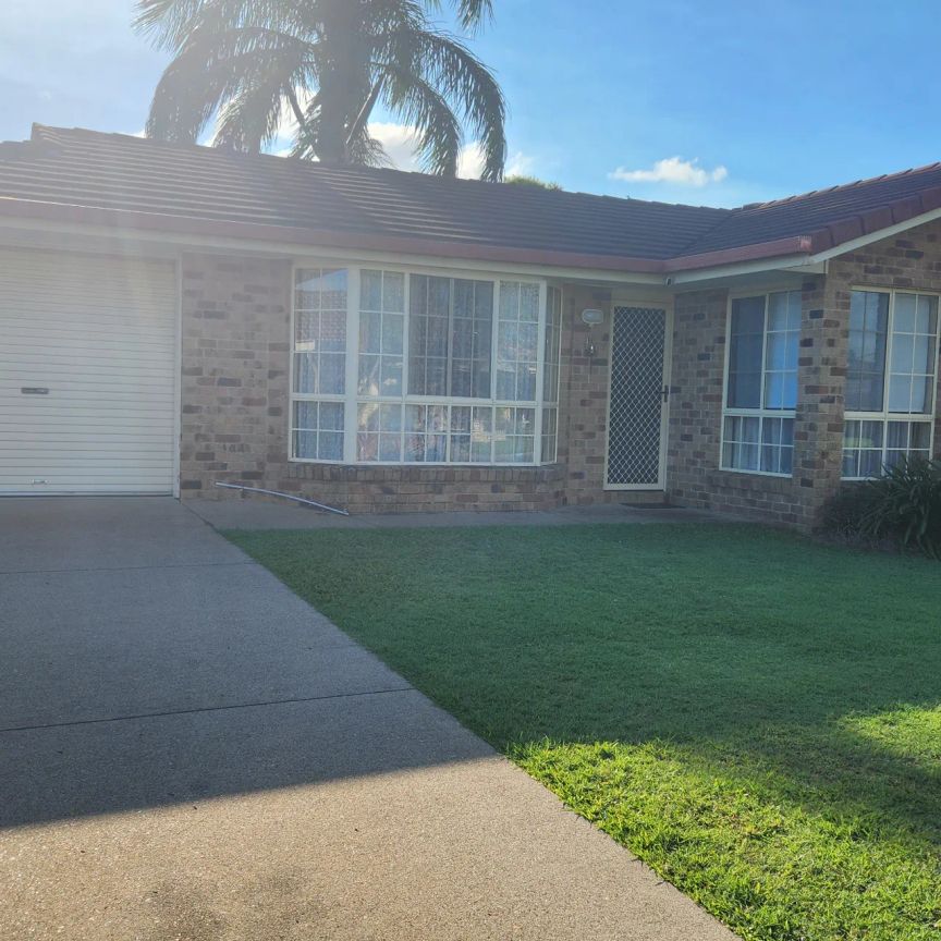 Charming Home in a Quiet Torquay Cul-De-Sac - Photo 1