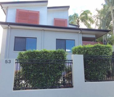 Stylish Three-Bedroom Townhouse in Prime Carina Heights Location - Photo 3