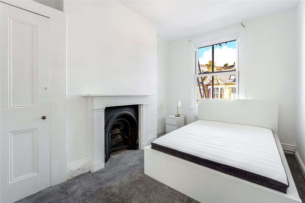 A well-presented three bedroom house on Battersea Bridge Road. - Photo 1
