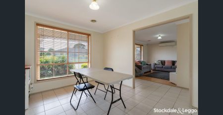 Neat & Comfortable Family Home in a Great Craigieburn Location! - Photo 2