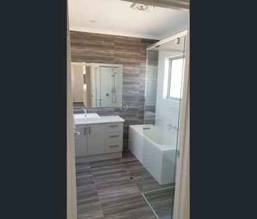 MODERN TWO STOREY HOME IN GREAT LOCATION ! - Photo 6