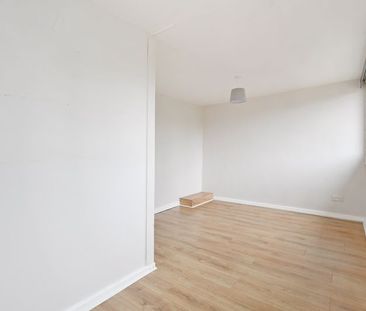 Exeter Drive, Sheffield - Photo 2