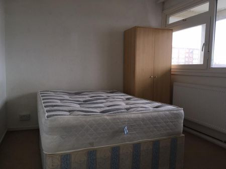 3 bedroom flat to rent - Photo 3