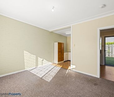 Lovely, cosy two bedroom brick unit situated in a quiet duplex! - Photo 1