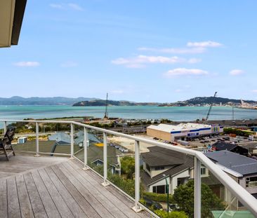 Contemporary Haven with Panoramic Water and City Skyline Views. - Photo 5