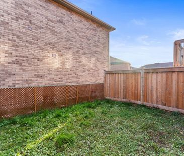 For Lease - 84 Fortis Crescent, Bradford West Gwillimbury, Ontario - Photo 4