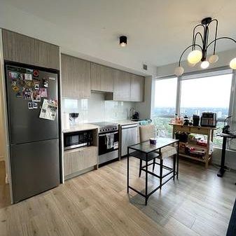 Bloor & Sherbourne Desirable 2Bdrm Modern Kitchen Spacious Living Roo - Photo 3