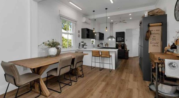 Character, charm and conveniently located - Photo 1