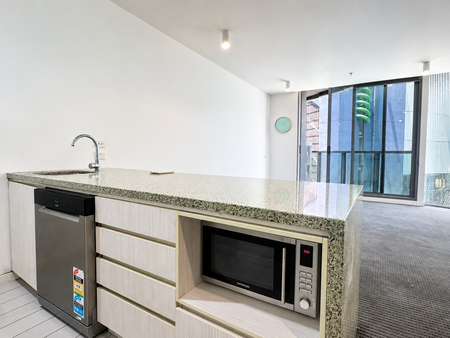 Spacious 2-Bedroom, 2-Bathroom Apartment in Prime Docklands Location - Photo 2