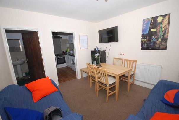 4 bedroom flat to rent - Photo 1
