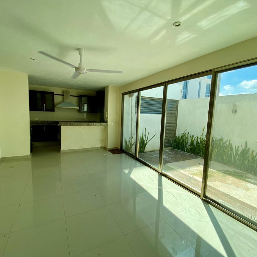 Townhouse en renta de 3 recamaras en Montes de Ame, dentro de privada. - Photo 1