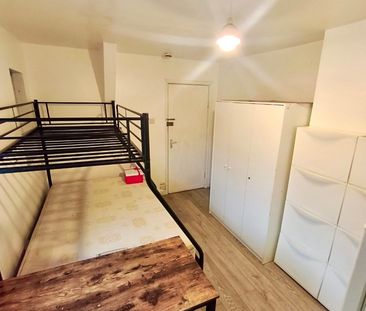 Studio Flat, Neasden Lane North, NW10 - Photo 1