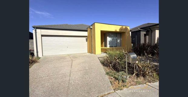 Bright, Spacious & Perfectly Located Family Home in Point Cook - Photo 1