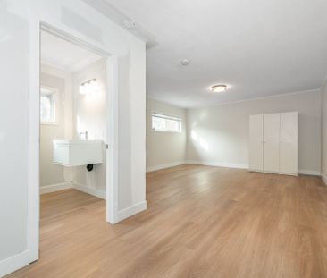 For Lease - 9 Kirkstall Avenue, South of Baseline to Knoxdale, Ontario - Photo 6