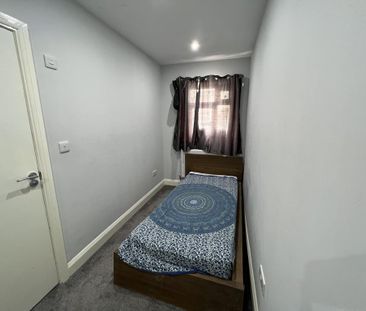 5 bedroom semi-detached house to rent - Photo 3