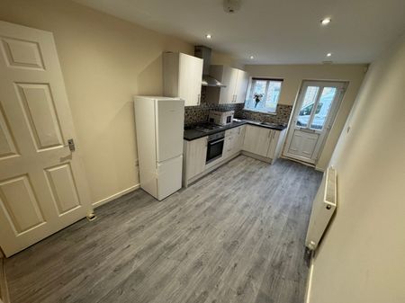 2 bed Terraced - To Let - Photo 3