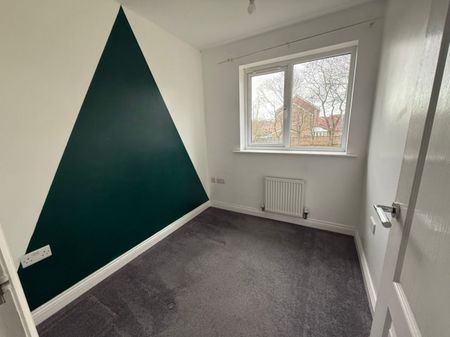 3 bed Town House - To Let - Photo 2