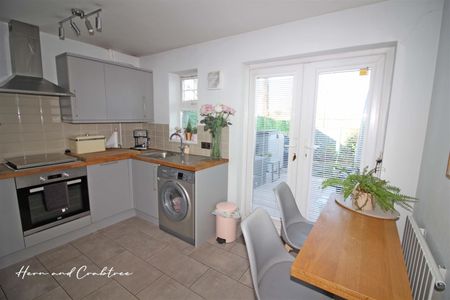 2 Bedroom House - Terraced - Photo 4