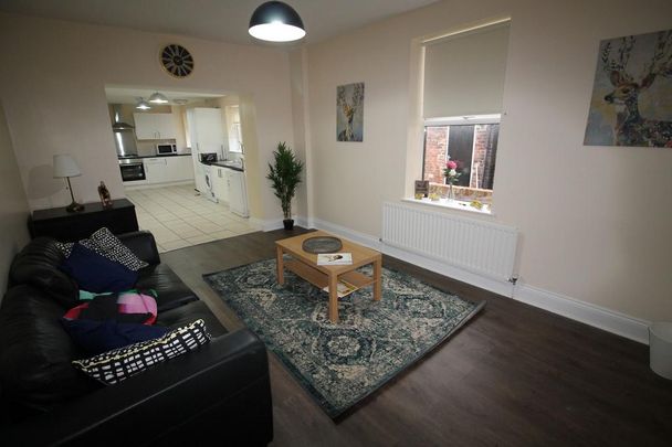 6 bedroom house to rent - Photo 1