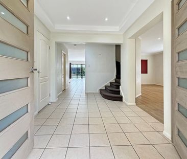 Luxury Family Home with Pool, Space & Prime Location - Photo 3