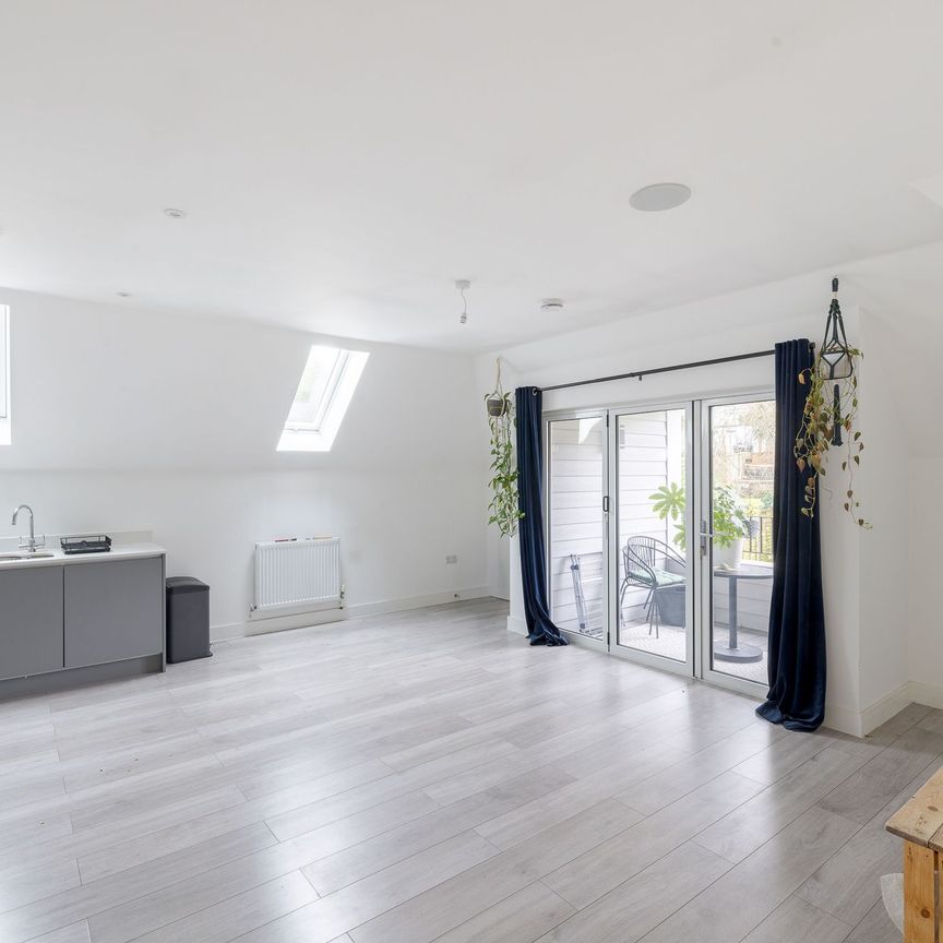 To Let 2 Bedroom Flat - Photo 1