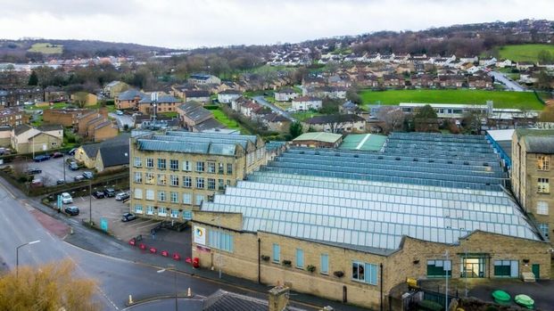 Mixed use to rent - Photo 1