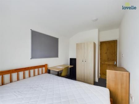 4 bedroom Terraced House To Let - Photo 4