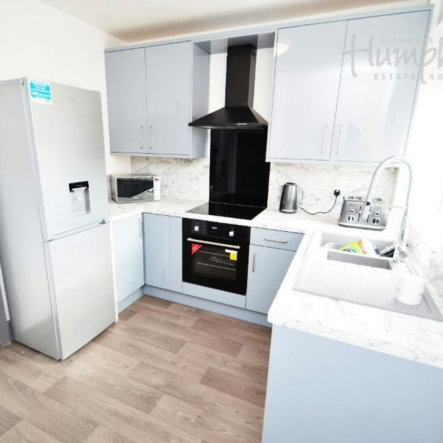 Bradford Crescent, Gilesgate, DH1 - Photo 1
