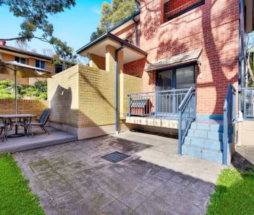 Modern Townhouse in Prime Ashfield Location - Photo 1